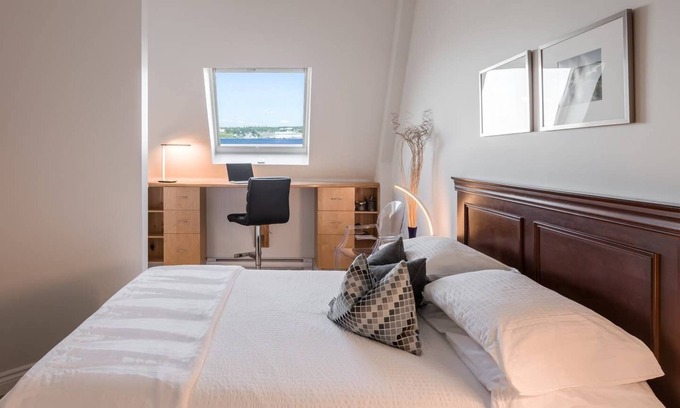 Downtown Halifax Condominio | Condominio elegante en el último piso con vistas al puerto, estacionamiento