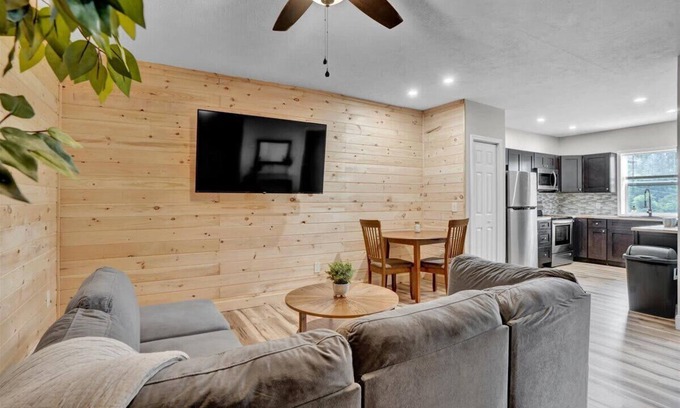 Canadensis Hotel | Stylish Pocono 1BR | Firepits Pickleball | Pets OK