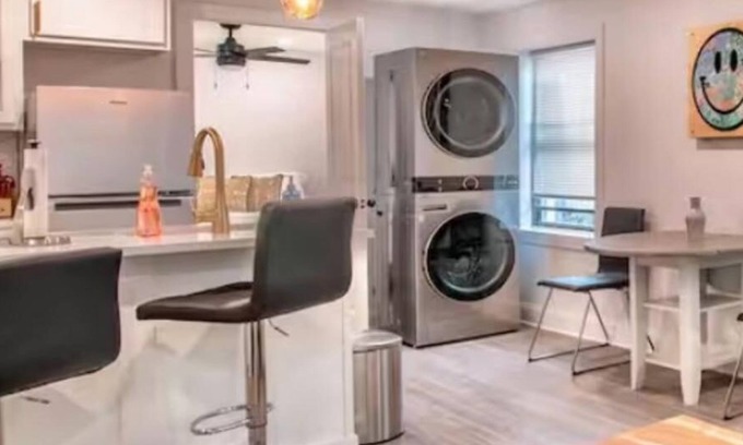 South Hyde Park Apartamento | Stylish Remodel in Central KC