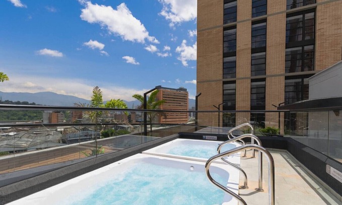 San Diego Apartamento | Stylish Remote Hub - 2BR w/Cowork & Jacuzzi