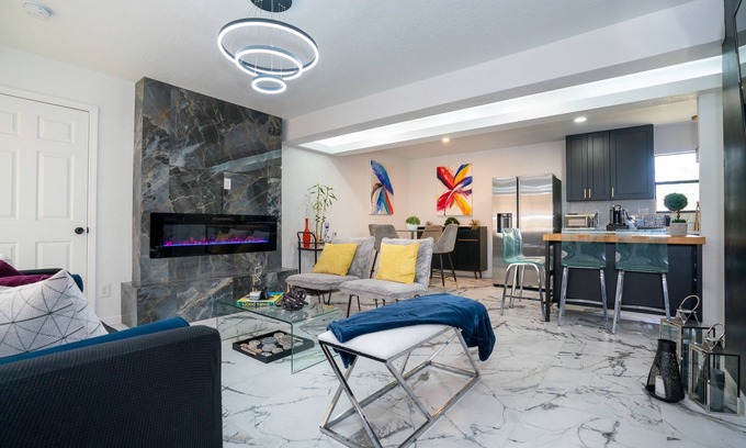 Shearer Hills - Ridgeview Casa | Stylish~Renovated 4Br/2BAT 3MinAirport 10 Min Downtown Central Location