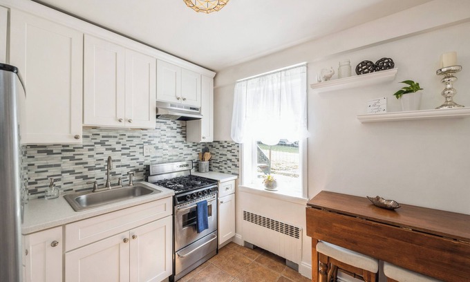 Southeast Yonkers Apartamento | Stylish Retreat Blocks to Vibrant Bronx-Yonkers Pub Scene; 25 Minutes to NYC