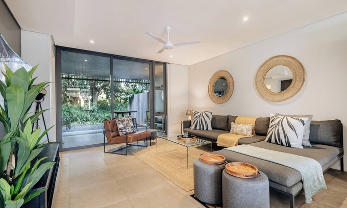 Salt Rock Apartamento | Stylish Retreat, Forest, Braai & Back-up Power