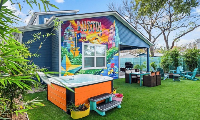 Montopolis Casa | Chic 4-bedroom, Hot Tub, Sauna, Cowboy pool-10 minutes to Sixth Street