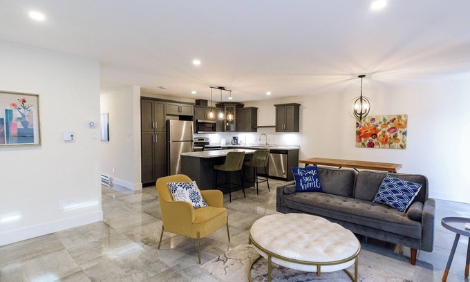 Riverview Casa | Stylish retreat with Garage
