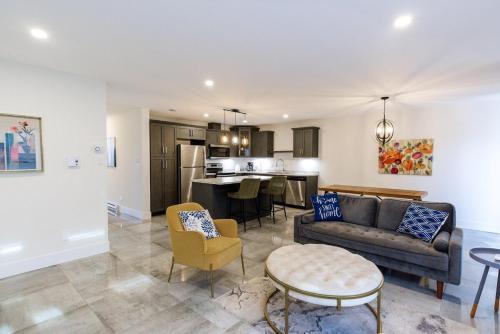 Riverview Casa | Stylish retreat with Garage