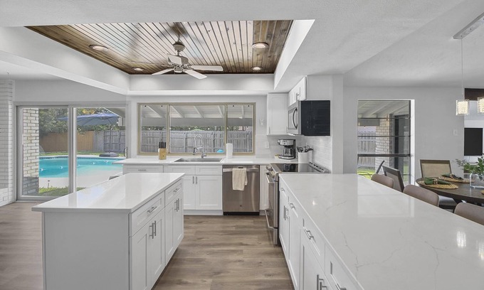 Northeast Carrollton Casa | Stylish Retreat With Large Diving Pool! Pet And Family Friendly
