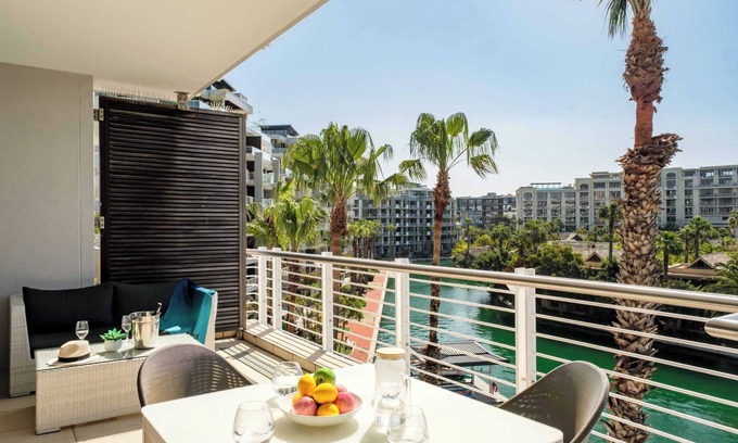 Victoria and Alfred Waterfront Apartamento | Stylish Retreat with Marina Views at Juliette 307