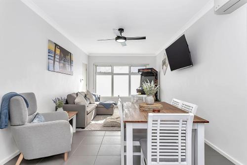 West Beach Apartamento | Stylish Seaside Suite with Arcade and Balcony
