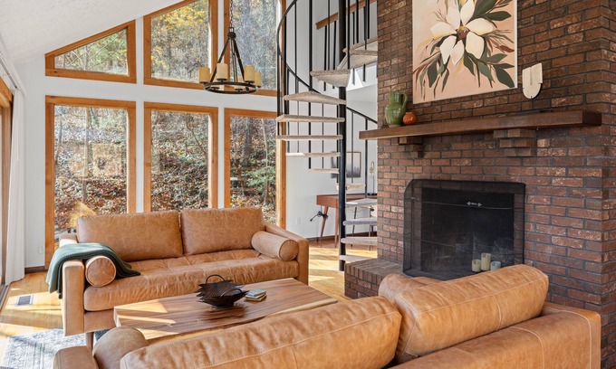 Haw Creek Cabina | Stylish, secluded cabin minutes from the Biltmore and downtown
