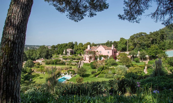Monserrate Villa | Elegantes y aisladas villas contiguas con piscinas, hermosos jardines y vistas,