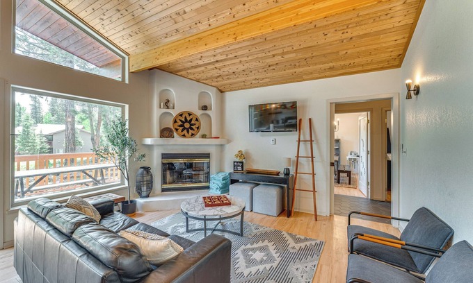 Angel Fire Cabina | Stylish, Serene Angel Fire Cabin w/ Hot Tub!