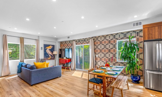 Sherman Oaks Apartamento | Stylish Sherman Oaks Townhouse W/ 3 Master Suites