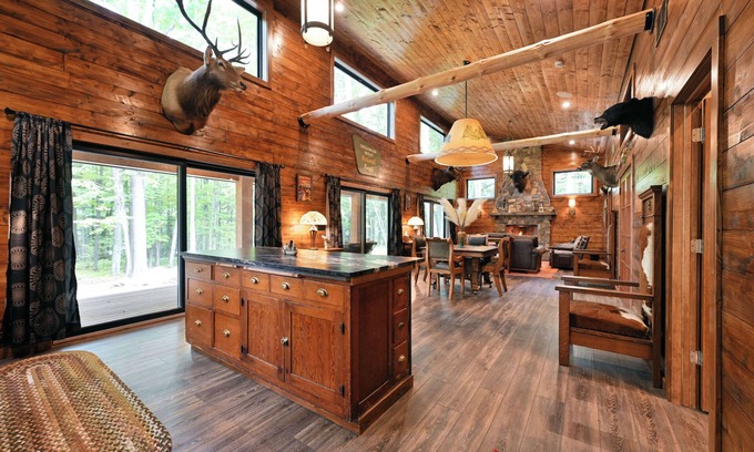 Hayward Cabina | Stylish Signature Lodge, nestled in the Forest, with Teal Lake views