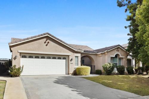 Greenacres Casa | Stylish Silver Falls 4BR KING Master Game Room
