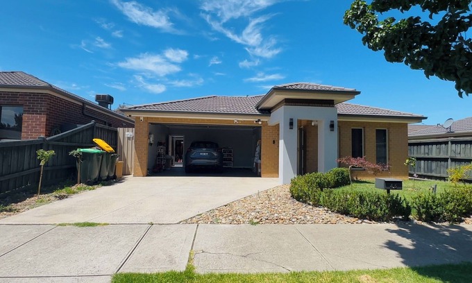 Deer Park Casa | Stylish Small Ocean Home near Deer Park Train Station-Private Room