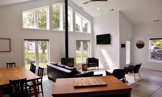 Berlin Casa | Stylish Southpoint Retreat - Spacious 4 Bed Barndominium near Assateague Beach