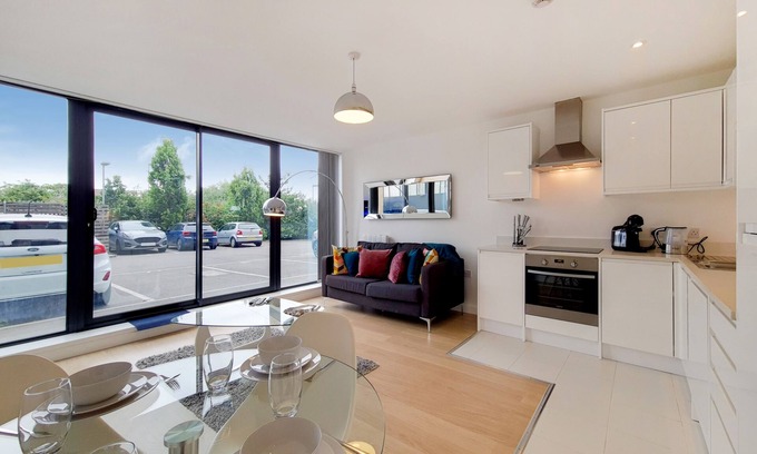 Wimbledon Park Casa | Stylish Spacious Duplex Apt With Parking