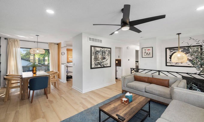 Des Moines Casa | Stylish Split Foyer - The Sullivan 4 Bedrooms, 2 Bathrooms