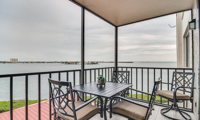 Palma del Mar Condominio | Stylish St Petersburg Condo w/ Balcony + Bay Views