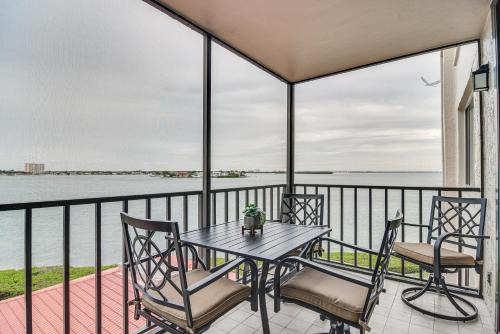 Palma del Mar Apartamento | Stylish St Petersburg Condo with Balcony and Bay Views