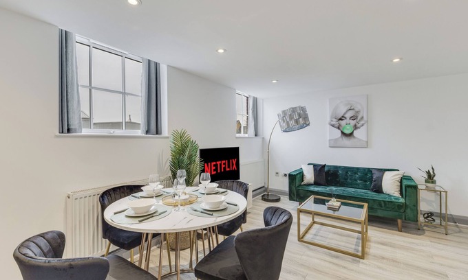 Ware Apartamento | Stylish stay Ware town + parking