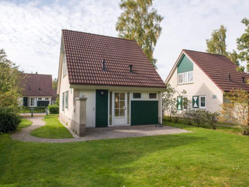 Hellendoorn Casa | Stylish Stay with Garden View