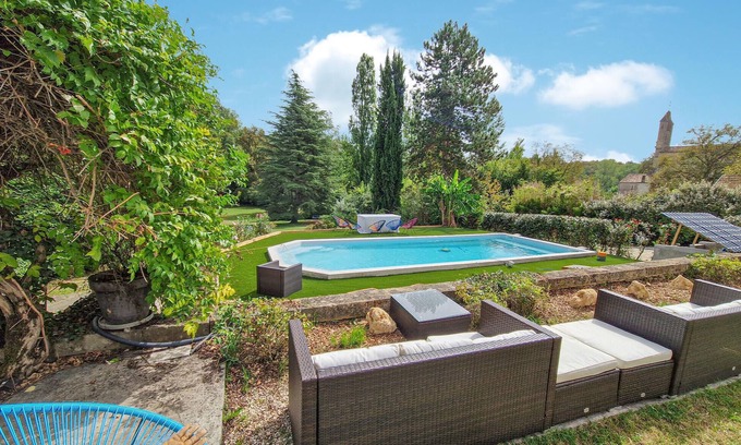 Bieujac Casa | Stylish stone house with pool and wooded park.