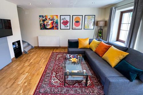 Saintbury Casa | Stylish Stratford upon Avon Stay - Gated Parking - Sleeps 6