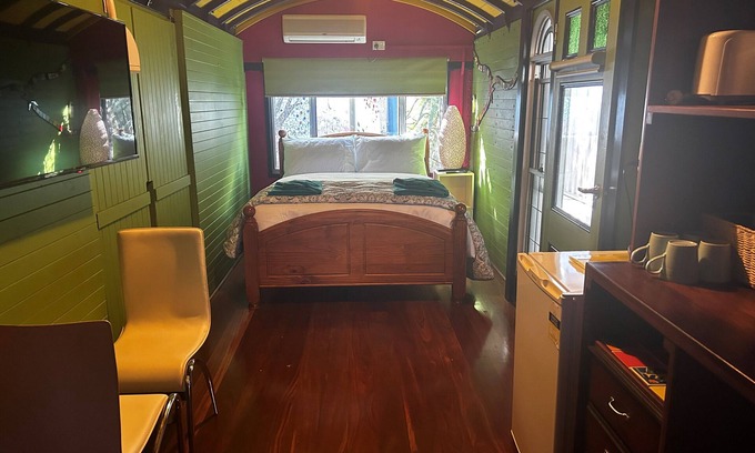 South Fremantle Casa | Stylish Studio on South terrace. 2 Minute walk to the beach.