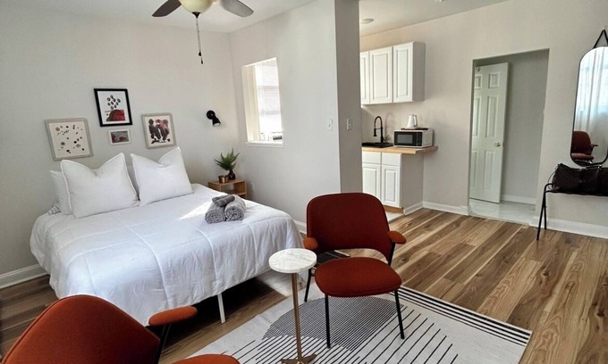 Point Breeze Apartamento | Stylish Studio in Vibrant Urban Neighborhood WiFi Ample Closet Space, TV