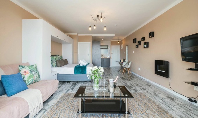 Tokai Apartamento | Stylish Studio Retreat in Green Point