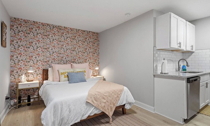 East Raleigh Apartamento | Stylish studio ~ Self Check-In & Fast WiFi Near Downtown Raleigh