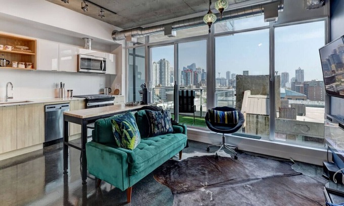 Connaught Condominio | Stylish Studio: Skyline Views & Luxe Comforts