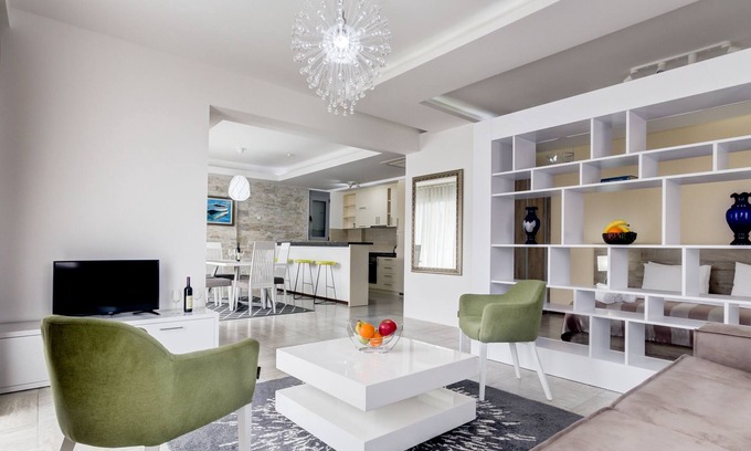 Denovici Apartamento | Estudio elegante con balcón y vista al mar