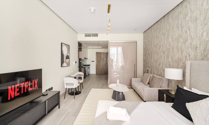Dubai Apartamento | Stylish Studio with Pool View in Silicon Oasis