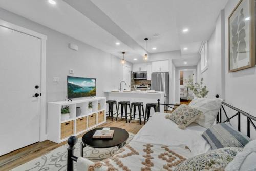Jasper Place Casa | Stylish Suite-NearWEM-4 Bed-Central