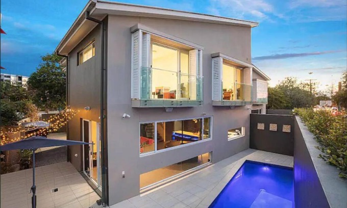 Surfers Paradise Villa | Stylish Surfers Paradise Haven 4BR4B Stunning Pool 2