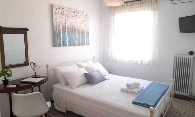 Corfu Town Apartamento | Stylish tennis view apt 3 min to town/sea