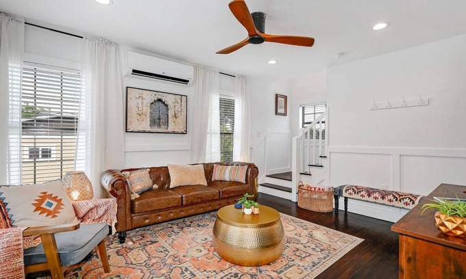 Mahncke Park Casa | Stylish townhome, prime location, pet friendly
