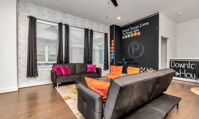 Riverside Terrace Casa | Stylish Townhouse in Central Houston