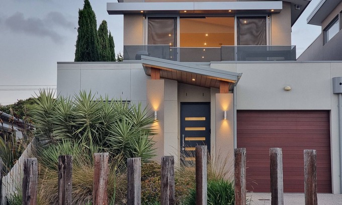 Dromana Casa | Stylish townhouse in prime location Dromana