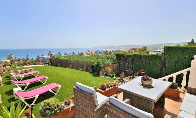Bahia de Casares Casa | Elegante casa de pueblo, vistas al mar y clima, A 10 minutos a pie de la playa y piscina
