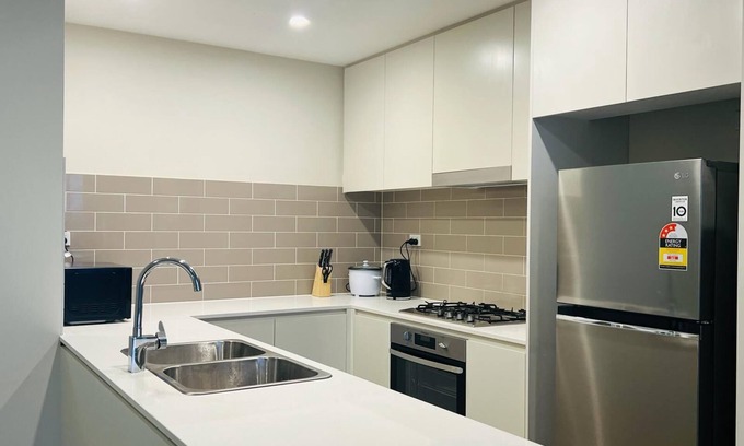 Burwood Apartamento | Stylish Two Bedroom Apartment Burwood Sydney close to everything, Free parking