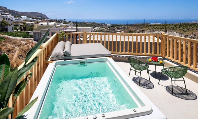Pyrgos Apartamento | Stylish two bedroom apartment with outdoor Hot Tub and private parking