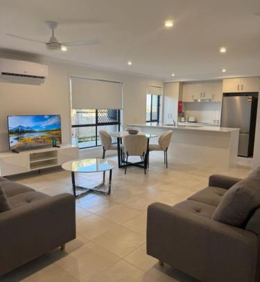 Redbank Plains Casa | Stylish Urban Escape 4 minutes walk to the mall