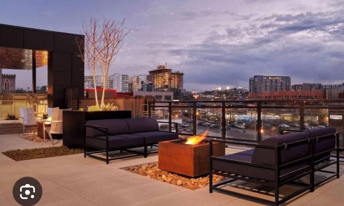 Rutledge Hill Apartamento | Stylish urban retreat at Sentral SoBro in the heart of Nashville!