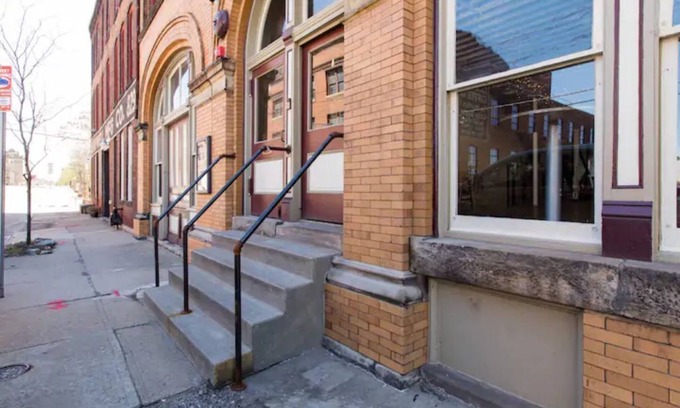 Allegheny-West Apartamento | Stylish Vibes in a Renovated Flashlight Factory