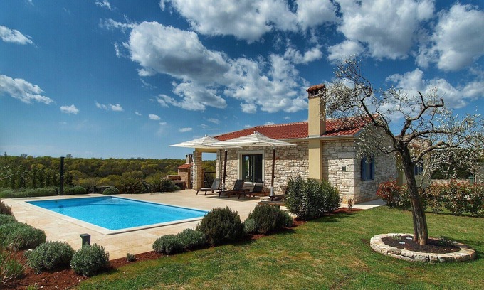 Bale Villa | Villa elegante con piscina en las afueras de la ciudad medieval de Bale para 6