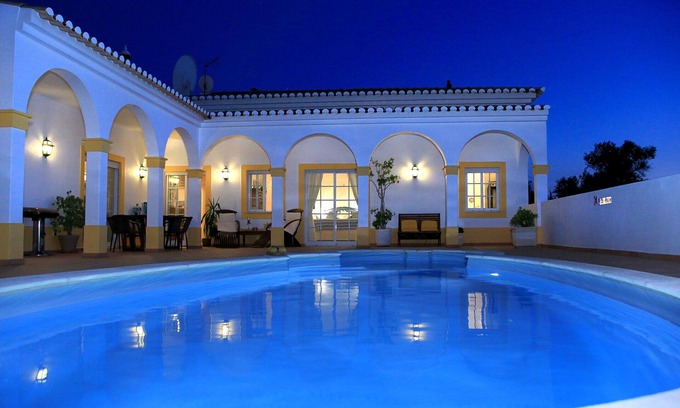 Portimao Villa | Elegante villa con piscina privada a solo 10 minutos a pie del pueblo y la playa.
